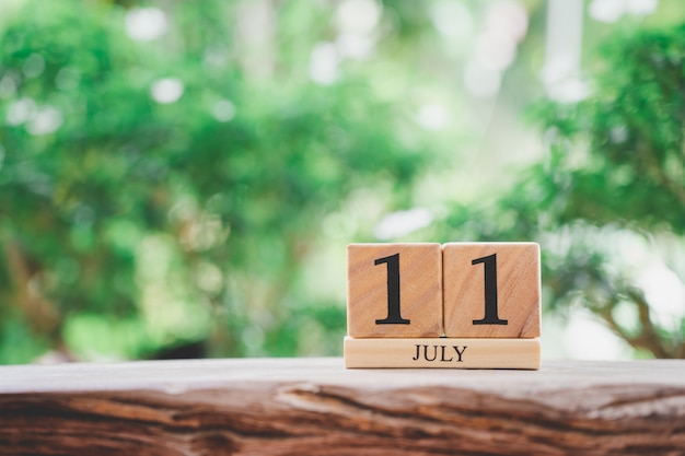 Foto calendario de madera del 11 de julio en madera vintage.