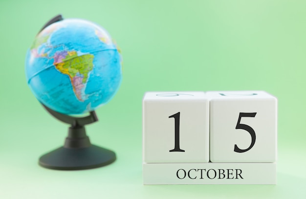 Calendario de madera con 15 días del mes de octubre