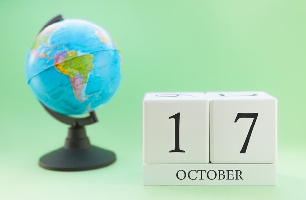 Foto calendario de madera con 17 días del mes de octubre