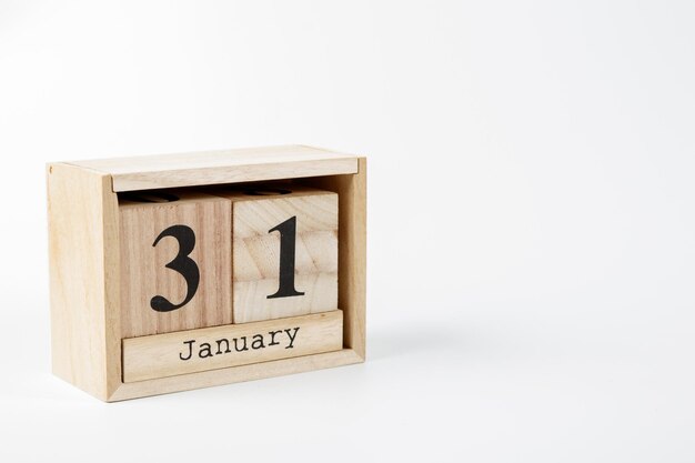 Calendario de madera el 31 de enero sobre un fondo blanco.