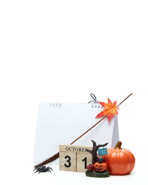 Calendario de madera el 31 de octubre con decoración de halloween sobre una superficie blanca