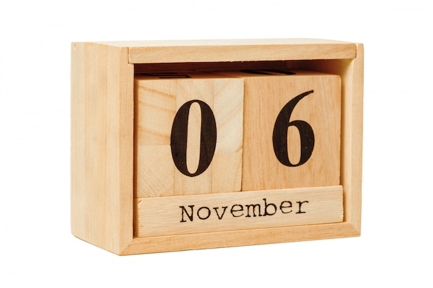 calendario de madera aislado en blanco