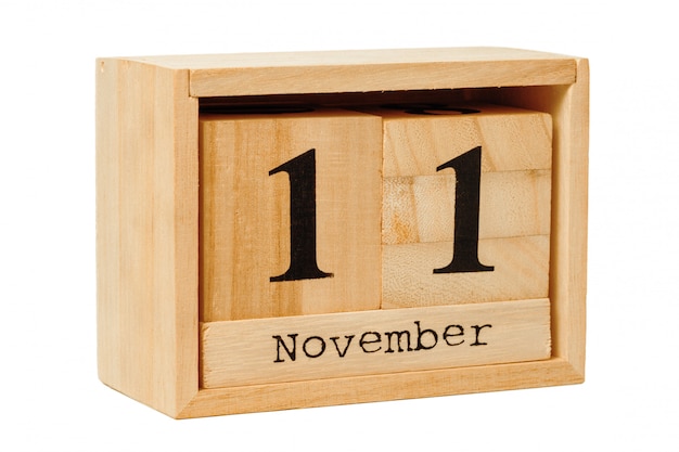 calendario de madera aislado en blanco