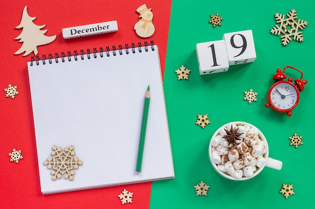 Foto calendario de madera con cuaderno y taza de chocolate caliente