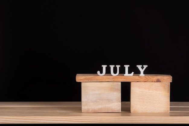 Calendario de madera con espacio de copia