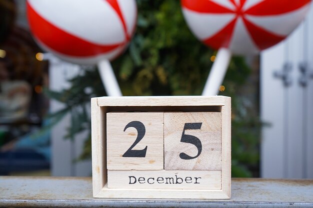 Foto calendario de madera con fecha de navidad. de cerca.