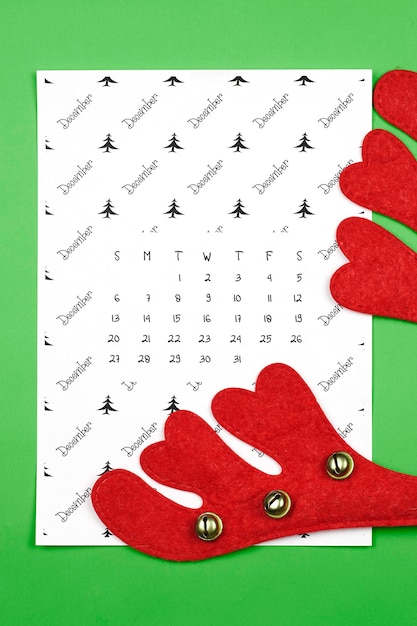 Calendário mensal de dezembro em fundo colorido brilhante. Calendário de papel de dezembro