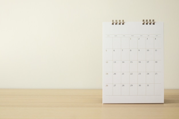 Calendário na mesa de madeira