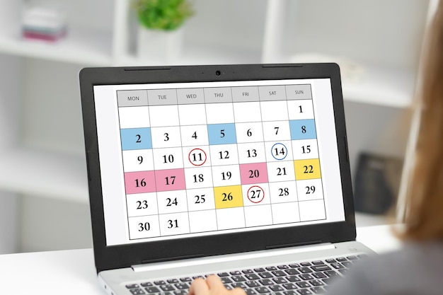 Calendário na tela do laptop.