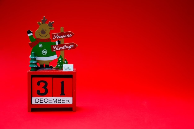Foto un calendario de navidad rojo está aislado sobre un fondo rojo la medianoche del 31 de diciembre