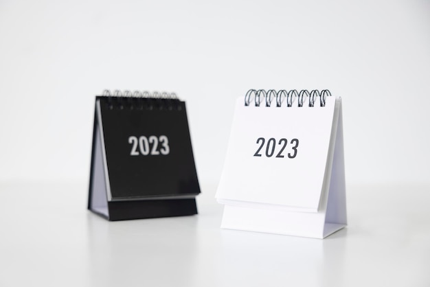 Calendario de negocios 2023 en la mesa de la oficina en el día de año nuevo Hacer un plan de trabajo para el comienzo del año Concepto sobre Celebración Negocios Navidad Año Nuevo