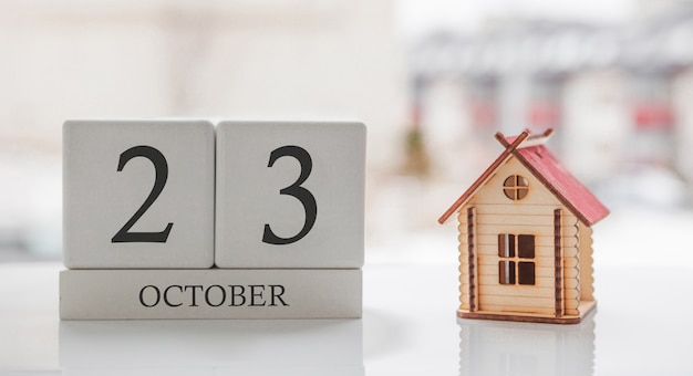 Calendario de octubre y casa de juguetes. Día 23 del mes. Mensaje de tarjeta para imprimir o recordar