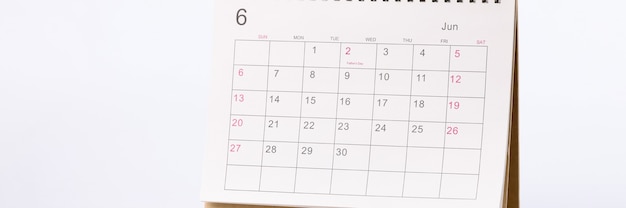 Calendario de papel aplicado de pie sobre fondo blanco.