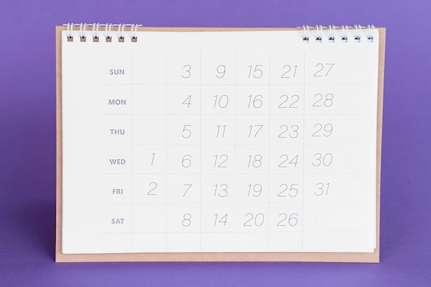 Foto calendario de papelería de vista frontal sobre fondo violeta