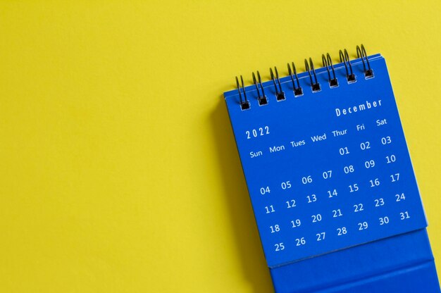 Calendário para dezembro de 2022 em um fundo amarelo