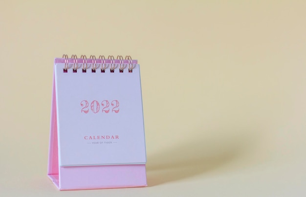 Calendário para o ano novo 2022. Calendário de mesa sobre um fundo claro.