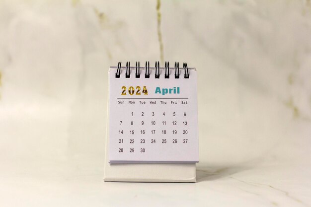 Foto calendario de planificación para abril de 2024 en el lugar de trabajo