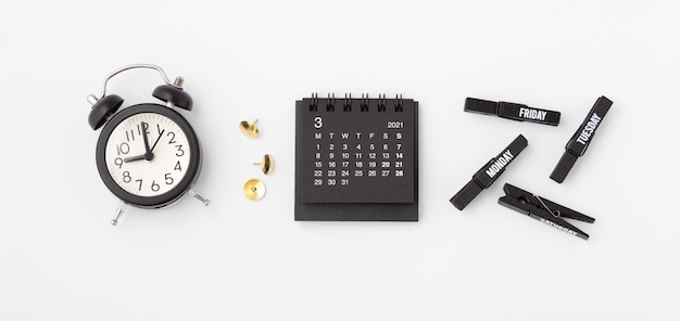 Calendario con reloj y accesorios de oficina.