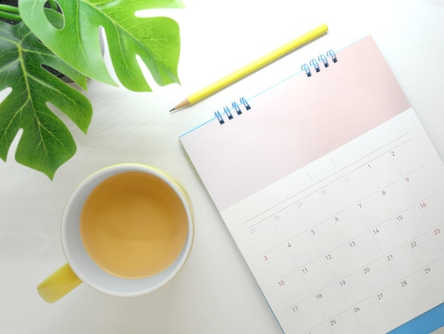 Foto calendario con tazas de té sobre la mesa.