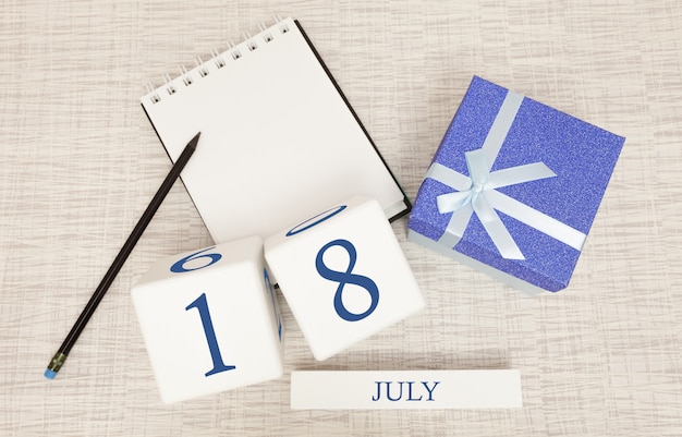 Calendario con texto azul moderno y números para el 18 de julio