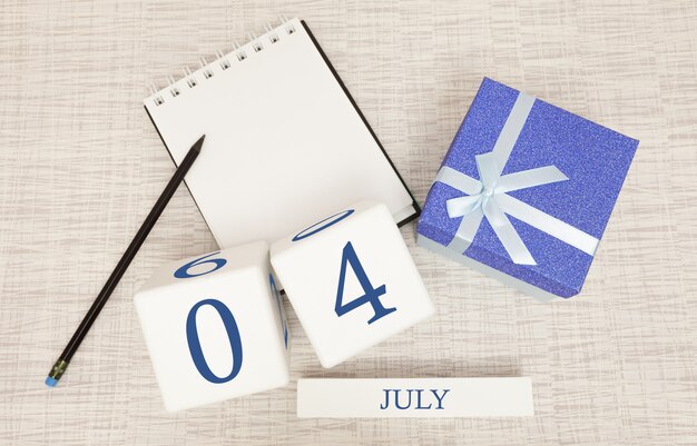 Calendario con texto azul moderno y números para el 4 de julio