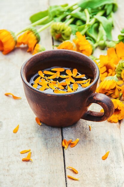 Calendula Tee und Blumen. Selektiver Fokus Natur.