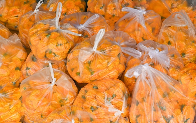 Caléndulas en bolsas de plástico para ceremonias religiosas