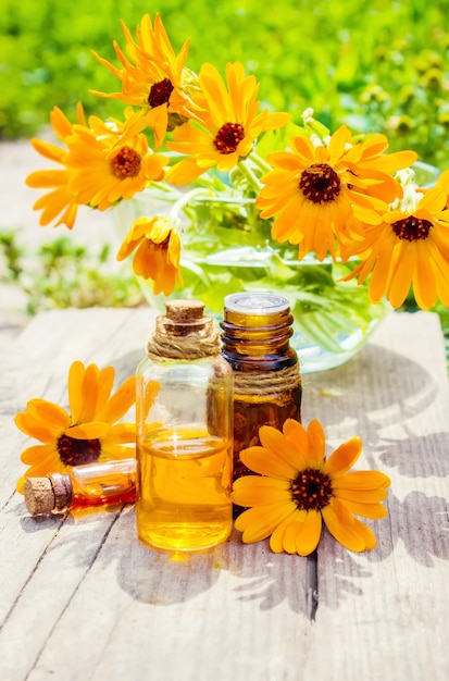 Calendulatinktur in einer kleinen Flasche. Selektiver Fokus