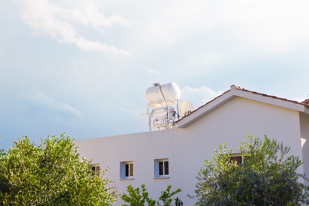 Calentador solar para energía verde. Paneles de agua caliente contemporáneos en una casa