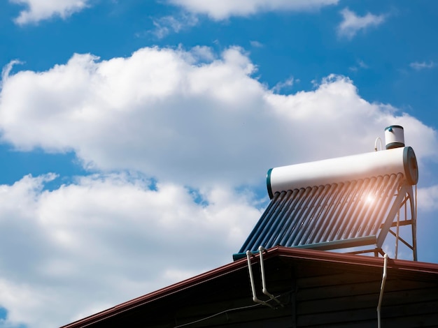 Foto calentadores solares de agua en el techo de energía libre