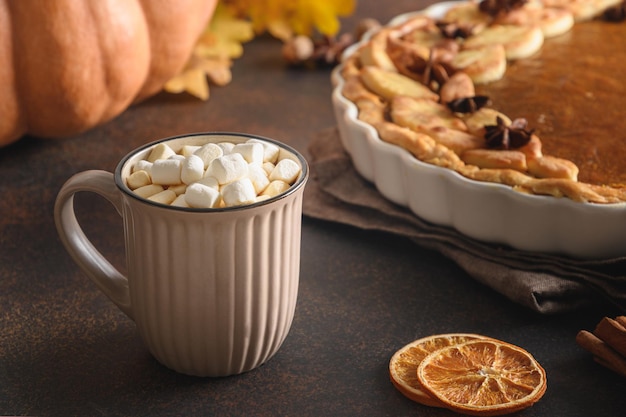 Calentamiento de café y pastel de calabaza casero para un día acogedor de otoño