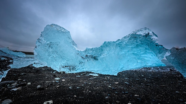 Calentamiento global con hielo derritiéndose en el mar Islandia