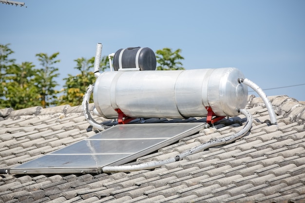 El calentamiento solar se produce mediante placas solares térmicas que suelen instalarse en los tejados.