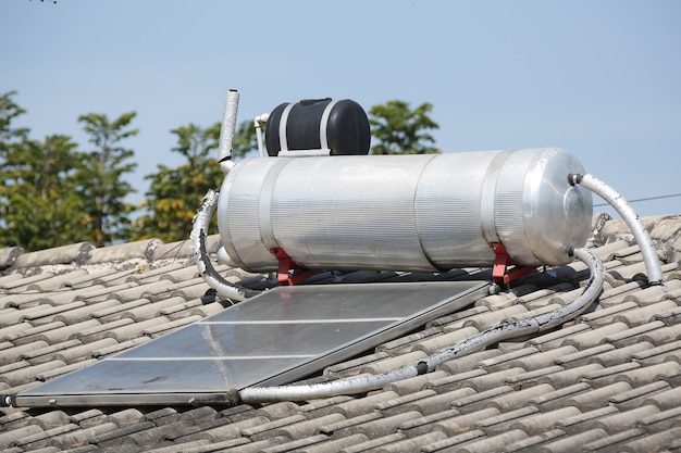 El calentamiento solar se produce mediante placas solares térmicas que suelen instalarse en los tejados.