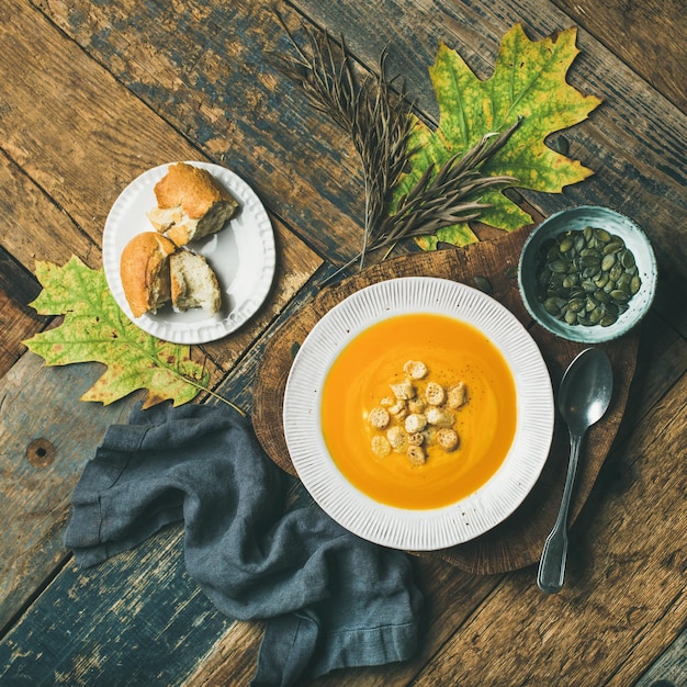 Calentamiento de sopa de crema de calabaza con migas de pan y semillas cultivo cuadrado