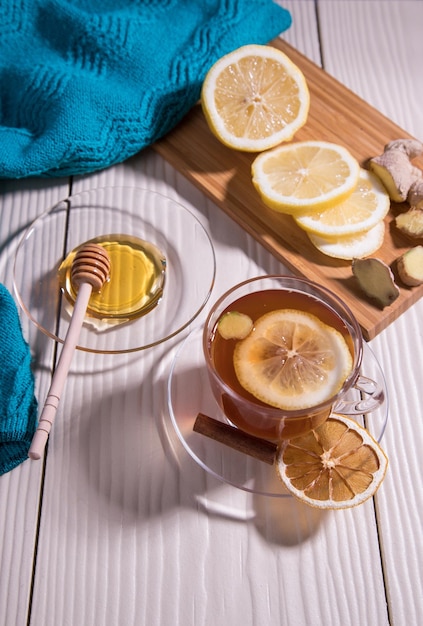 Calentamiento de té vitamínico con miel de limón y jengibre en una taza de vidrio