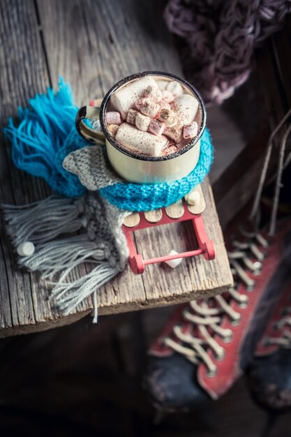 Calentando y sabroso chocolate con bufanda azul para Navidad