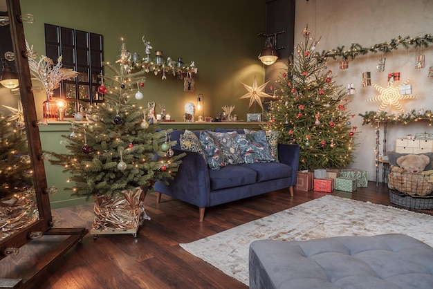 Calentar una habitación acogedora decorada para las vacaciones de navidad.