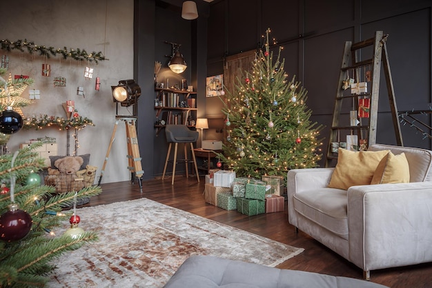 Calentar una habitación acogedora decorada para las vacaciones de navidad.