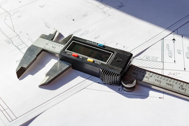 Foto calibrador electrónico se encuentra en un dibujo de ingeniería