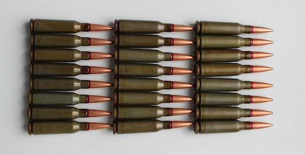 Calibre de munição real 5,45, disposto oito em fileiras em uma vista superior da superfície branca