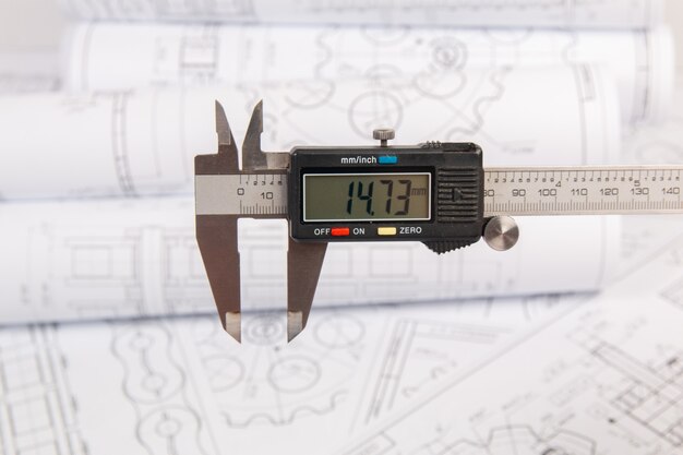 Calibre digital en un dibujo de ingeniería de impresión