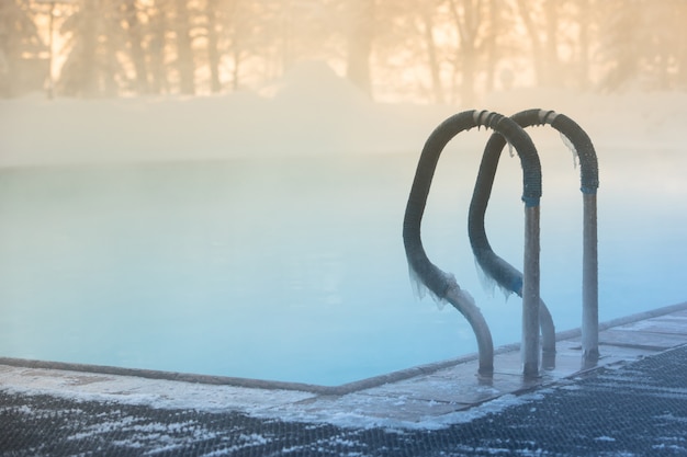 Cálida barandilla de piscina en clima helado