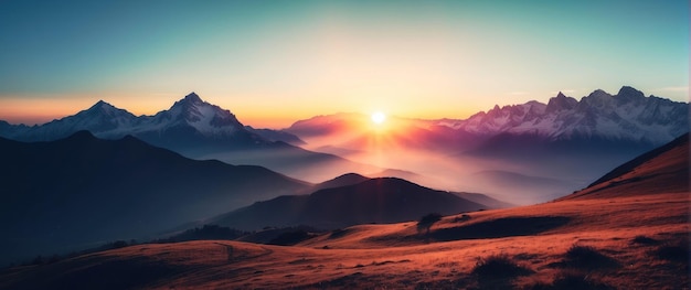 La cálida puesta de sol sobre las escarpadas cumbres y valles de las montañas