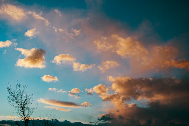 Cálidas nubes en el cielo al atardecer