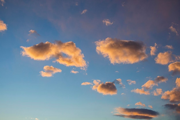 Cálidas nubes en el cielo al atardecer