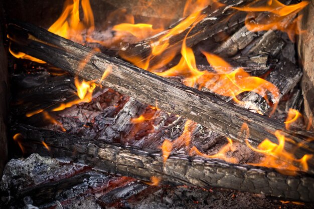 Foto un cálido fondo de leña ardiente