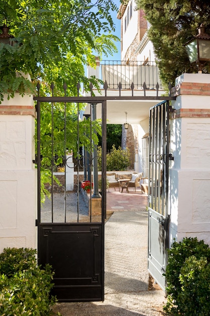 Cálido patio con mesa y sillas en España