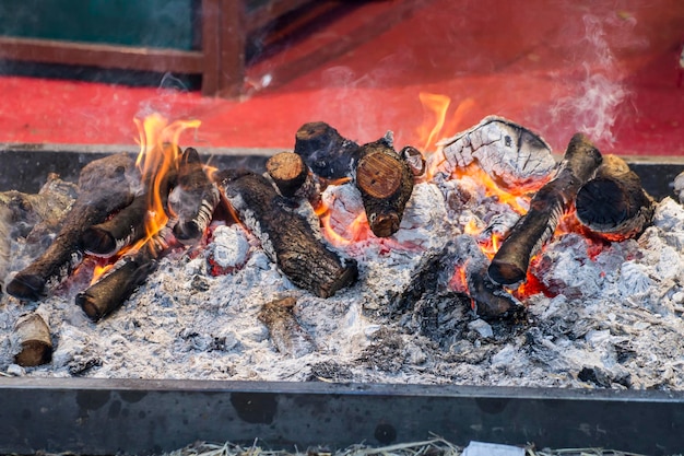 caliente, barbacoa con salchichas y cordero en una feria medieval, España