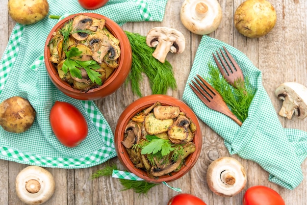 Caliente y delicioso plato de champiñones y patatas al horno Vista superior